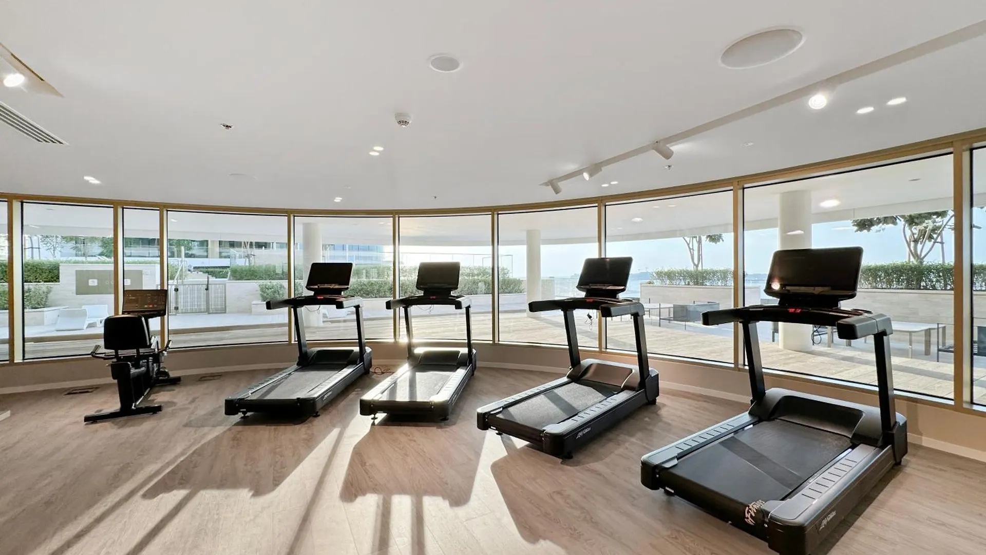 Coastal Elegance 1-Bedroom In Grand Bleu Dubai Apartment