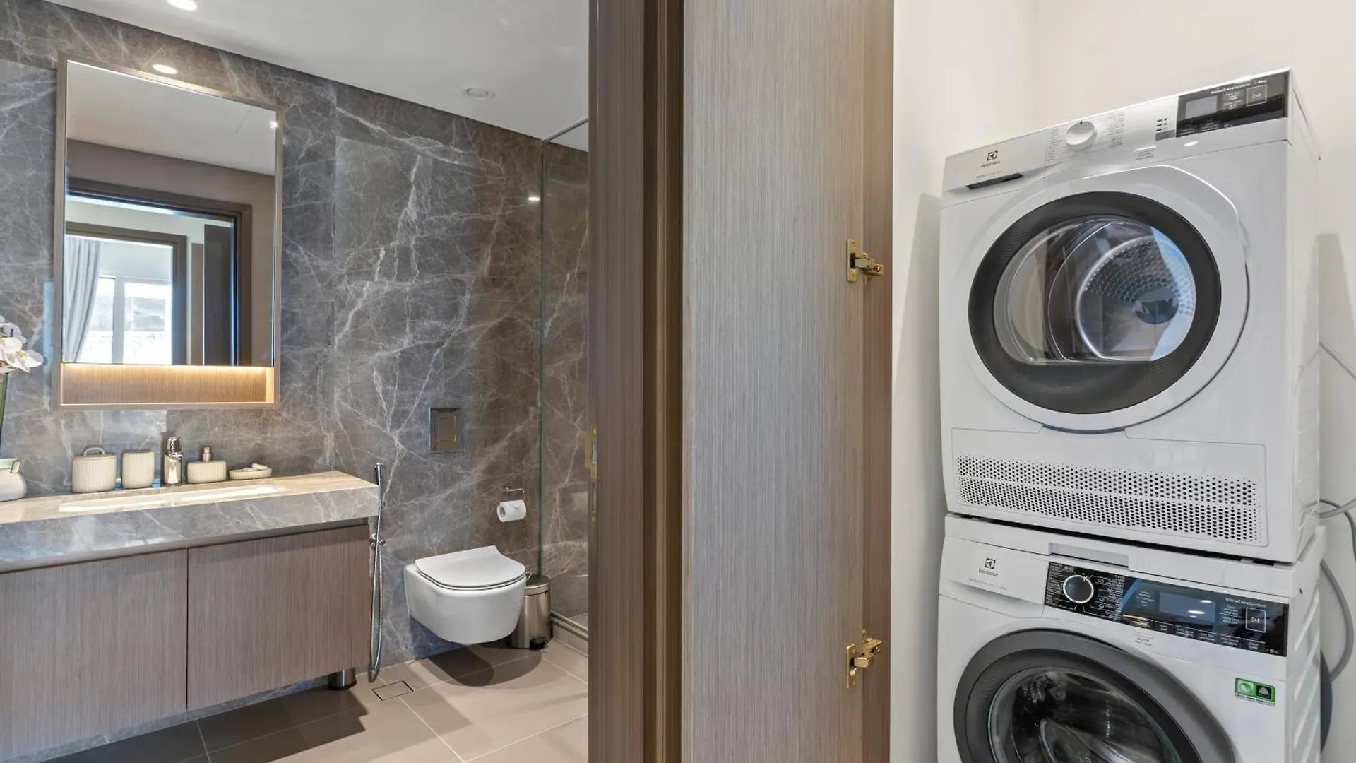 Coastal Elegance 1-Bedroom In Grand Bleu Dubai 0*,