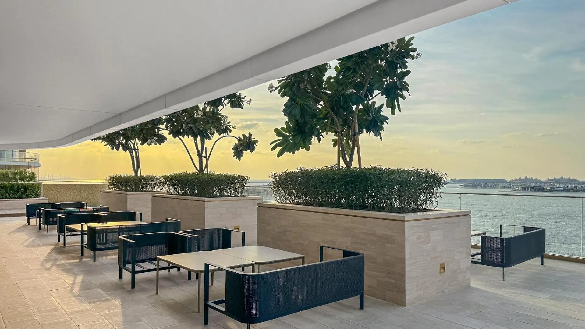 Coastal Elegance 1-Bedroom In Grand Bleu Дубай Апартаменты
